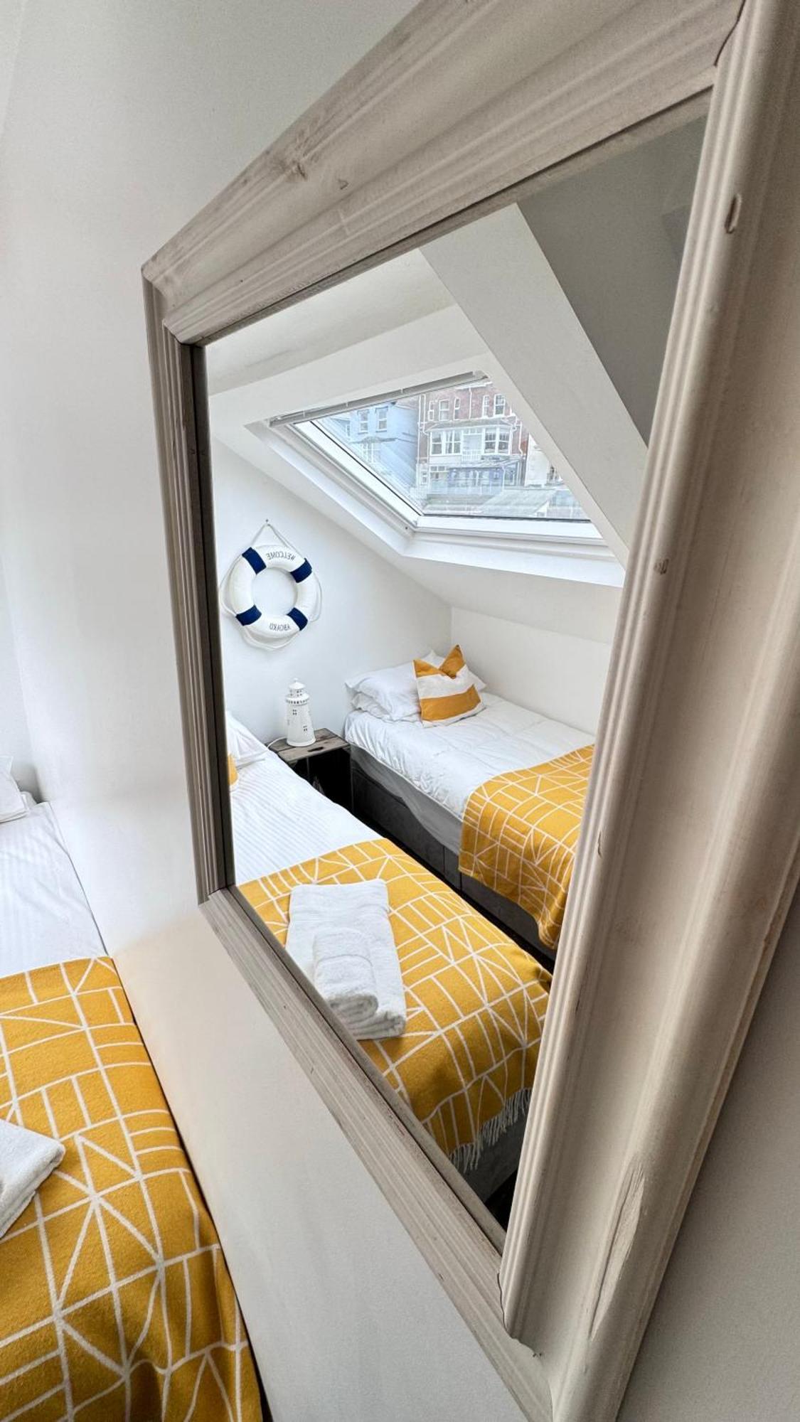 Nancie'S Place - Dartmouth Town Center With Private Parking - A Traditional Georgian Private Duplex Apartment - Beautifully Refurbished - Two Bedrooms, Bathroom, Kitchen And Lounge Diner Exterior foto